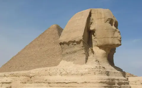 Sfinks och pyramid i Egypten. En resa hit kan vara en bra idé efter att ha tagit sitt vaccin.