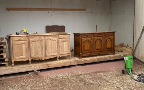 Deux commodes, l'une brute et l'autre vernie, sont présentées. Une question se pose : faut il poncer après aérogommage ? Un équipement vert est prêt à l'emploi.