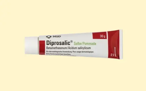 Maść Diprosalic na zapalenie mieszków włosowych, 30g. Zawiera betametazon i kwas salicylowy.