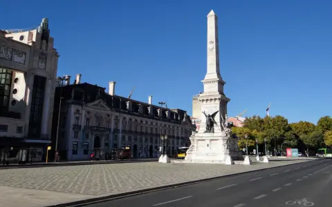 Denkmal der Restauratoren in Lissabon, mit Obelisk und Skulpturen.