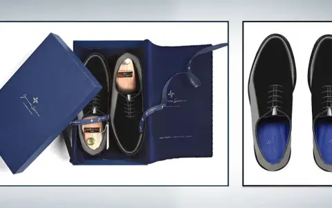 Eleganti scarpe smoking nere in scatola blu con forme in legno e panno protettivo. Un lusso per ogni occasione formale.