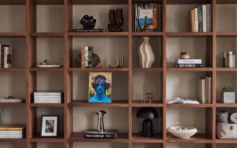 Ideas para decorar una estantería: libros, jarrones, esculturas y plantas crean un espacio acogedor.