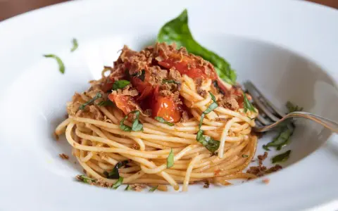 Ile kalorii ma spaghetti? Odkryj lekkie sposoby na ulubione danie