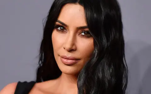 Kim Kardashian con un maquillaje que realza sus ojos hundidos, con sombras oscuras y delineado marcado.