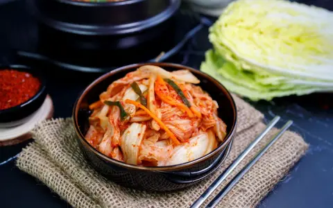 Kimchi na talerzu: Jak jeść? 25+ pomysłów na smak i zdrowie!