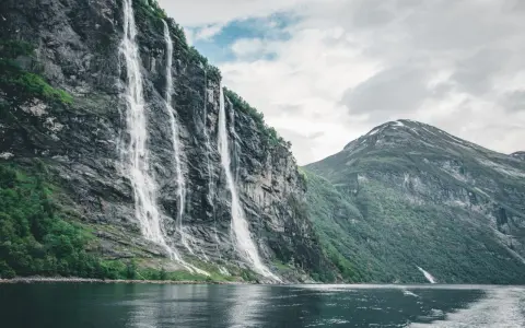 Siedem Sióstr, wodospad w Geirangerfjordzie, to jedno z najpiękniejszych miejsc w Norwegii. Woda spływa kaskadami po skalnej ścianie, tworząc spektakularny widok.