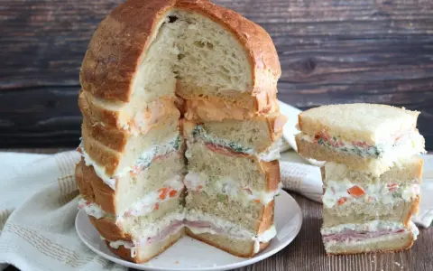 Panettone Gastronomico: Farciture, Taglio e Consigli per un Buffet Perfetto