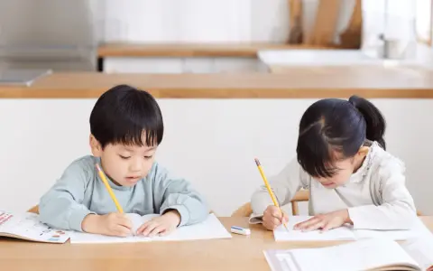 Bambini studiano insieme, un esempio di peer tutoring cos'è: imparare l'uno dall'altro.