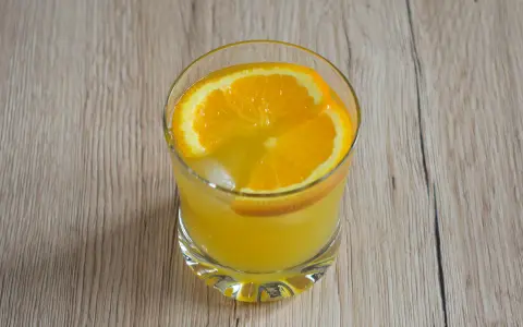 Whisky z colą: Kaloryczność i sekret na -100 kcal w drinku