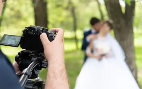 Ile kosztuje fotograf i kamerzysta na wesele? Przewodnik po cenach