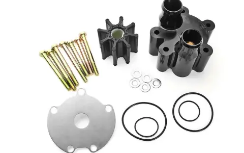 Kit pour changer turbine moteur hors bord Mercury 2 temps : turbine, carter, vis, rondelles et joints.
