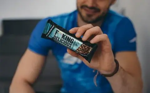 Czy batony proteinowe tuczą? Sprawdź, jak nie przytyć jedząc je.