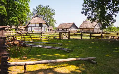 Muzeum Wsi Słowińskiej w Klukach to skansen z tradycyjnymi chatami i zabytkowym sprzętem rolniczym.