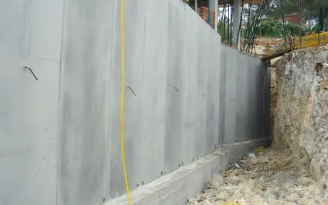 Muro de hormigón prefabricado para un sótano en construcción. El coste de construcción del sótano se ve reflejado en estos materiales.