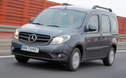 Szary Mercedes Citan na drodze. Choć praktyczny, warto znać jego potencjalne mercedes citan wady przed zakupem.