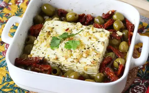 Ugnsbakad feta med oliver och soltorkade tomater, ett perfekt snabb lunch recept.