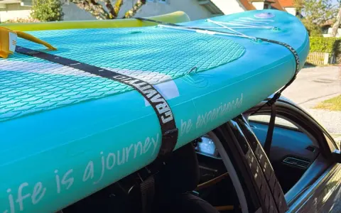 Zwei SUPs sicher auf dem Autodach für den Transport. "Life is a journey, be experienced" – bereit für neue Abenteuer.