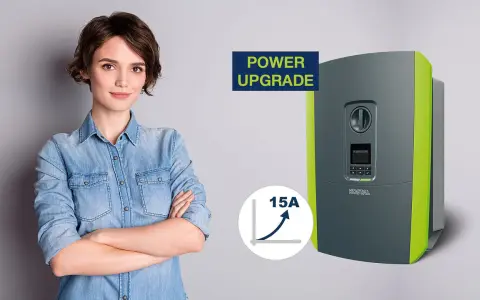 En kvinna med armarna i kors bredvid en KOSTAL Plenticore Plus 10 växelriktare, som symboliserar en "Power Upgrade" med en graf som visar 15A ökning.