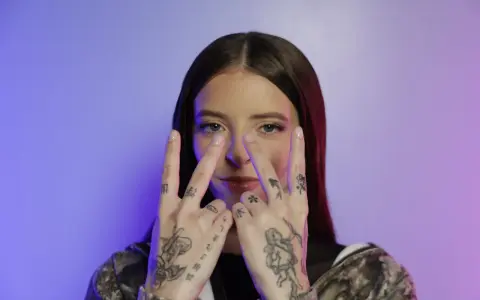 Young Miko con gesto de paz, lista para su concierto en Madrid.