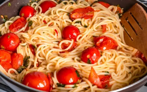 Spaghetti z rukolą: Obiad w 20 minut? Poznaj mój sekret!