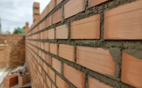 Jak długo schnie zaprawa klejowa? Poznaj kluczowe czasy schnięcia