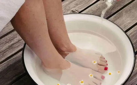 A relaxing foot soak with Epsom salts and chamomile flowers. Discover what to soak feet in for detox and rejuvenation.