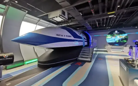 Model futurystycznego pociągu T-FLIGHT, który może być przyszłością podróży, w tym pociąg do Chin.