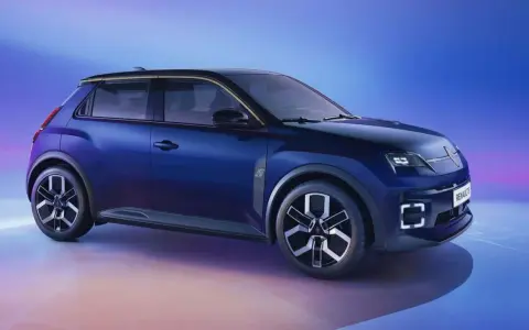 Nowe, granatowe Renault 5 z czarnym dachem i złotymi akcentami, na tle niebiesko-fioletowego gradientu.