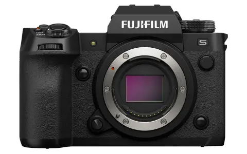 Czarny aparat Fujifilm xh2s z metalowym bagnetem obiektywu i widocznym sensorem.