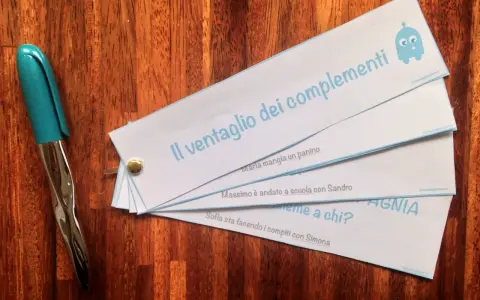 Un ventaglio di fogli con frasi per esercitarsi con i complementi. Un'idea creativa per imparare divertendosi.