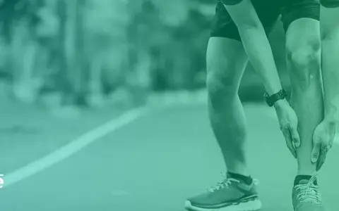 Löpare med smärta i vaden, som kan tyda på rehab benhinneinflammation.