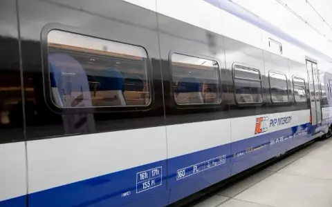 Czy można zwrócić bilet miesięczny PKP? Sprawdź warunki i terminy