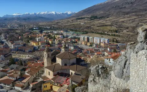 Panoramica di Castel di Sangro, con montagne innevate sullo sfondo. Scopri cosa vedere in questo borgo abruzzese.