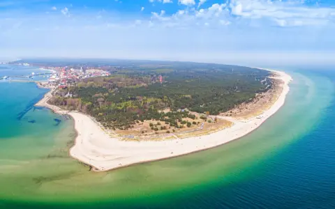 Półwysep Helski z lotu ptaka, idealne miejsce na wycieczki kolejowe po Polsce. Piękne plaże, lasy i morze.