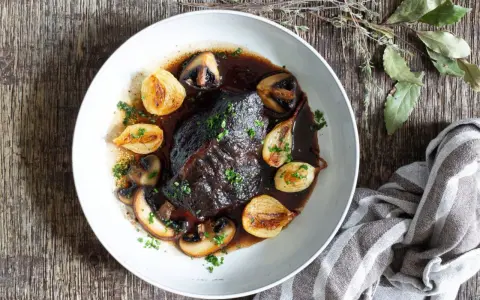 En mustig oxkind i mörk sås med champinjoner och karamelliserad lök. Ett perfekt oxkind recept för en mysig middag.