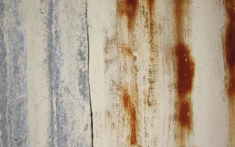 Textura de metal oxidado con vetas marrones y grises. Un ejemplo de cómo quitar el óxido del suelo.