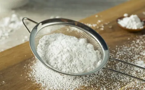 Sito do przesiewania cukru pudru, idealne do dekoracji ciast. Prosty sposób, jak zrobić cukier puder.