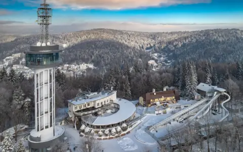 Wieża widokowa i zjeżdżalnia to główne atrakcje na górze parkowej. Zimowy krajobraz zachwyca.