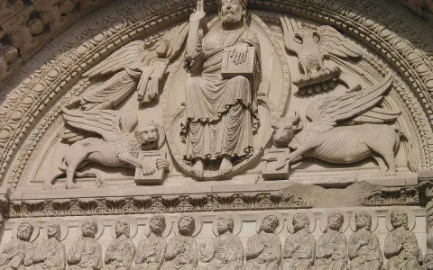 Kamienna płaskorzeźba przedstawia Chrystusa z symbolami ewangelistów: lew (Marek), orzeł (Jan), anioł (Mateusz), wół (Łukasz). Poniżej siedzi dwunastu apostołów.