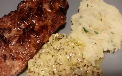 Steak grillé servi avec purée de pommes de terre et une onctueuse sauce à l'estragon pour viande.