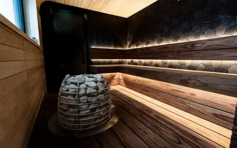 Władysławowo atrakcje na niepogodę: nowoczesna sauna z kamiennym piecem i nastrojowym oświetleniem. Idealne miejsce na relaks.