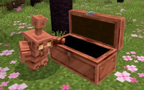 Un golem de cobre, con su cuerpo brillante, se asoma a un cofre abierto en un campo cubierto de flores rosadas.