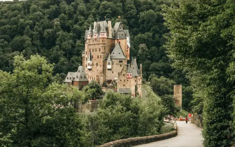 Zamek Eltz, jak z bajki, wznosi się na wzgórzu wśród zieleni. To miejsce idealne na wędrówkę szlakiem Orlich Gniazd.