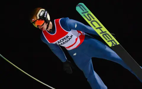 Skoczek narciarski w locie, przygotowujący się do Mistrzostw Świata Juniorów w Skokach Narciarskich 2026.