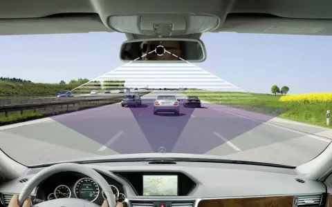Vista desde el interior de un coche en autopista, mostrando cómo los **sistemas ADAS** detectan otros vehículos y el entorno.
