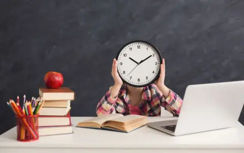 Dziecko z zegarem zamiast twarzy, stos książek, jabłko i laptop. Sierpień godziny pracy, nauka i przygotowania do szkoły.