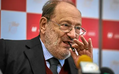 Umberto Eco: Kto czyta, żyje podwójnie odkryj jego moc