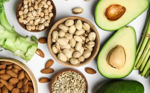 Brokuł, awokado, migdały, pistacje, ciecierzyca i szparagi – oto produkty, w których występuje witamina E.