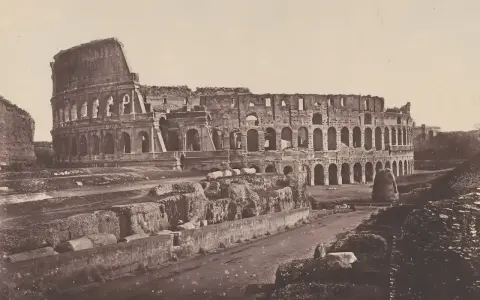 Il Colosseo, maestoso e in rovina, mostra la sua grandezza passata. Un'istantanea del Colosseo prima e dopo il tempo.