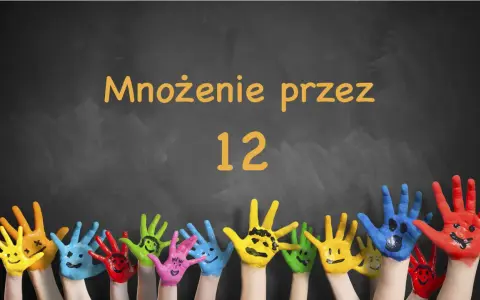 Kolorowe dłonie dzieci z uśmiechniętymi buźkami na tle tablicy z napisem "Mnożenie przez 12".